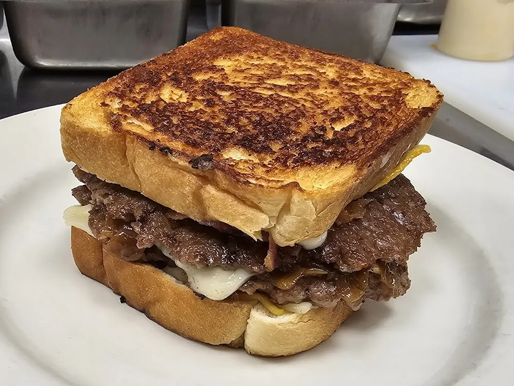 Grilled 4 Cheese Bacon Patty Melt with Creamy Horseradish Sauce